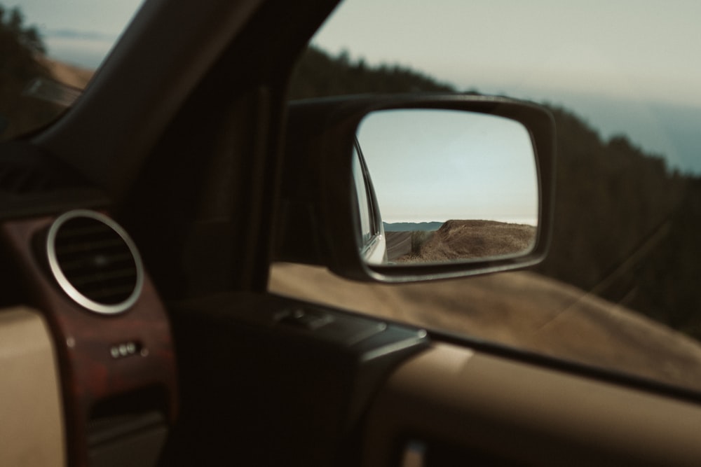 espelho lateral do carro preto durante o dia