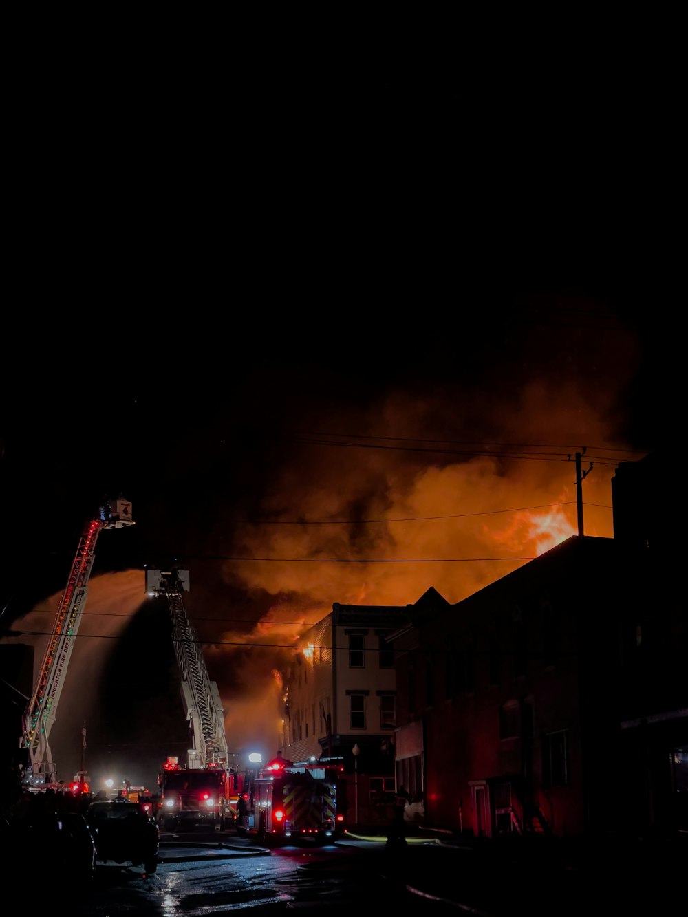 Edificio de hormigón marrón durante la noche