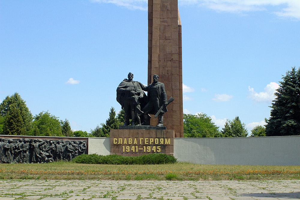 man riding horse statue during daytime