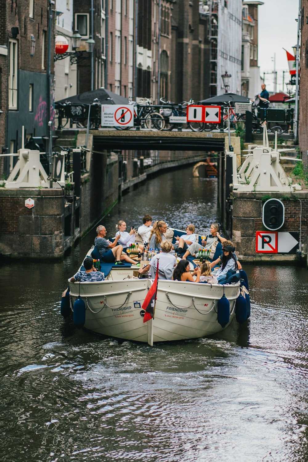 les personnes qui naviguent sur un bateau sur la rivière pendant la journée