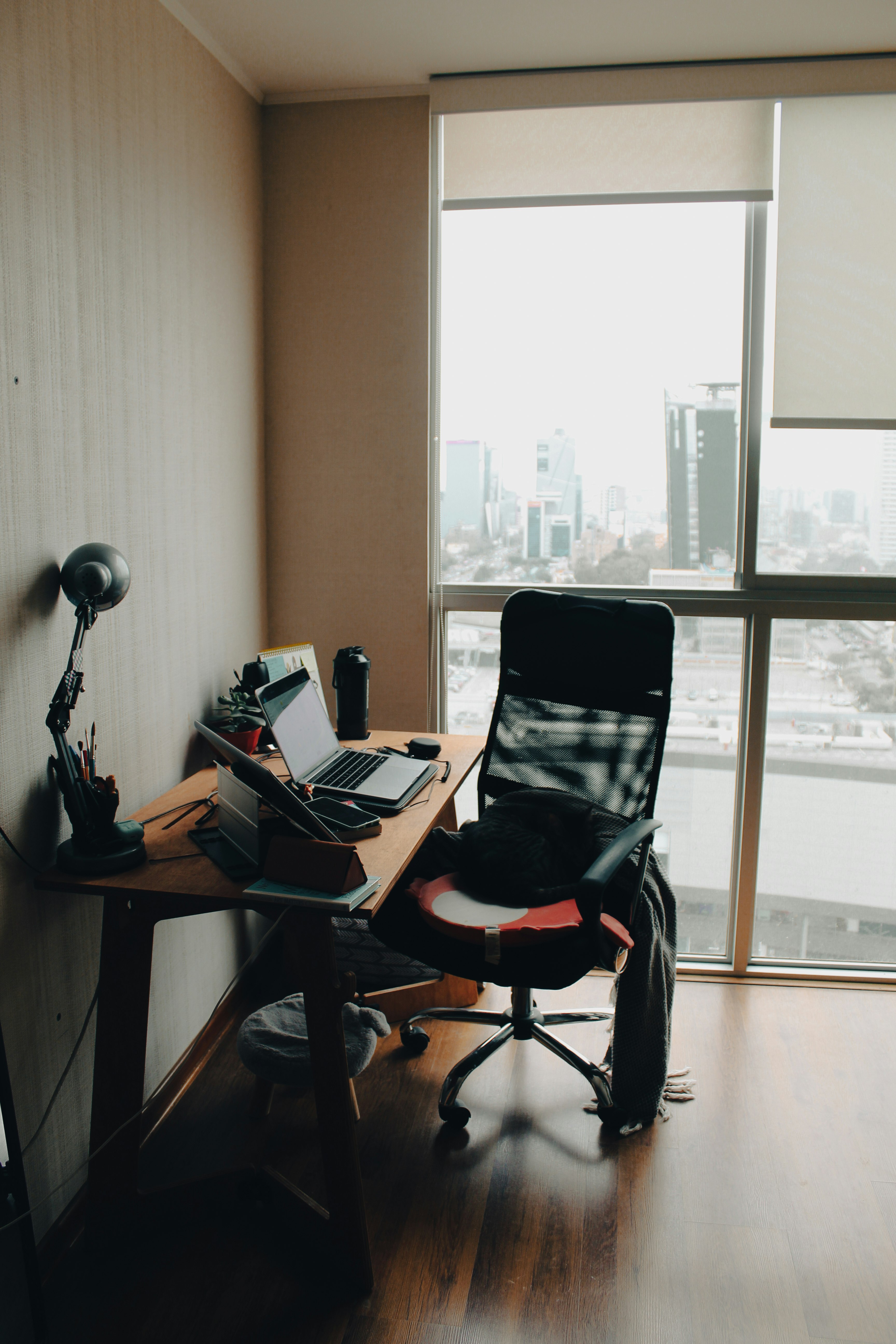 black office rolling chair beside brown wooden desk