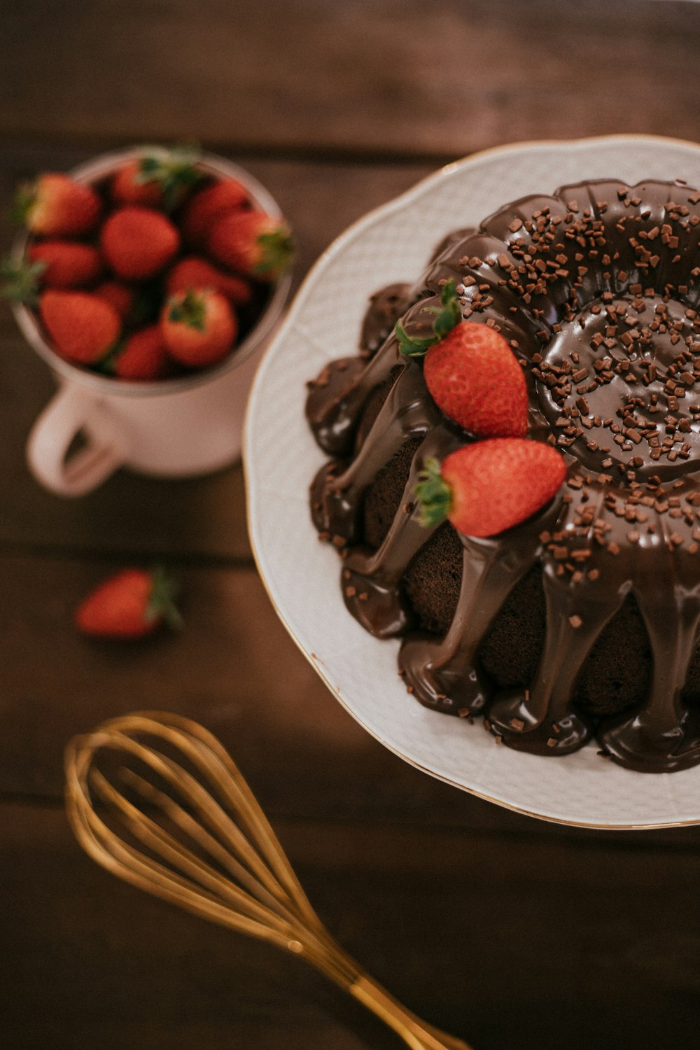 흰색 세라믹 접시에 딸기와 초콜릿 케이크