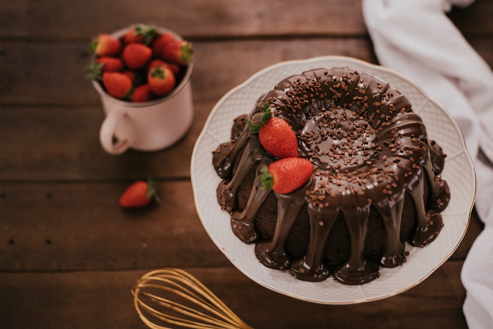 Schokoladenkuchen mit Erdbeere auf weißem Keramikteller