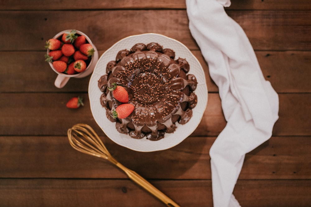 Schokoladenkuchen auf weißem Keramikteller