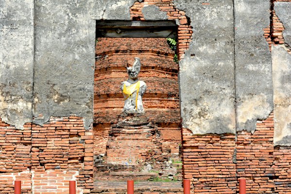 Man in white robe statue — Ayutthaya, Thailand