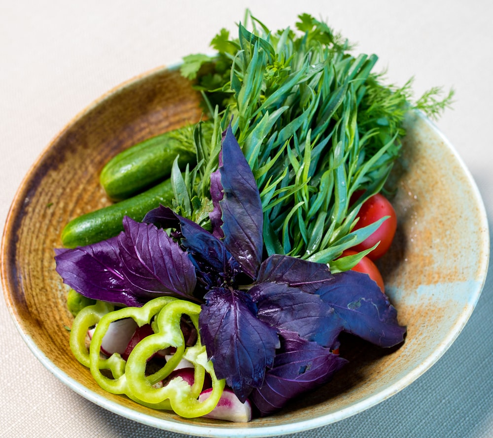 茶色の陶板に緑の野菜