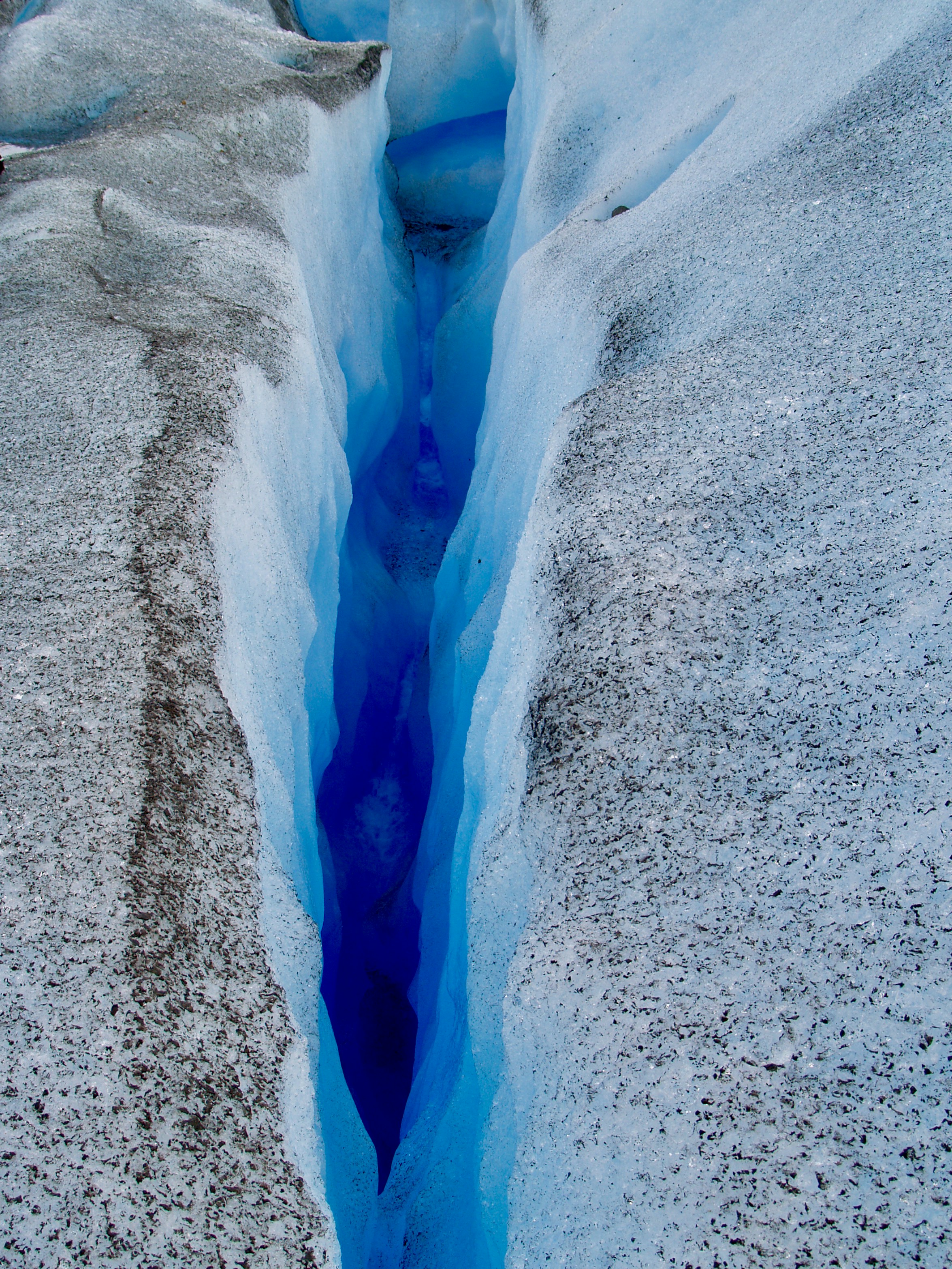Personne en chemise noire et orange