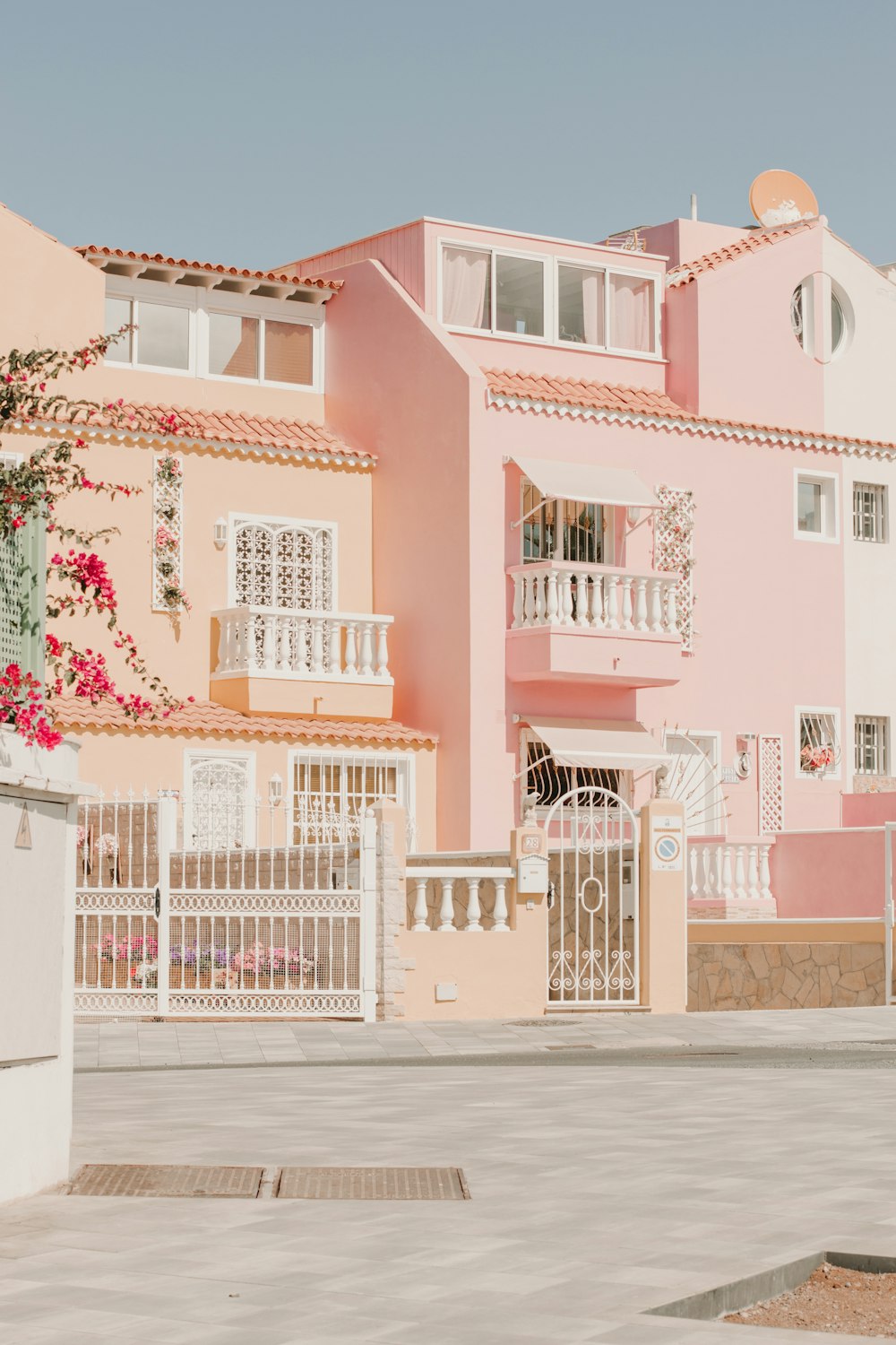 Edificio de hormigón blanco y rosa