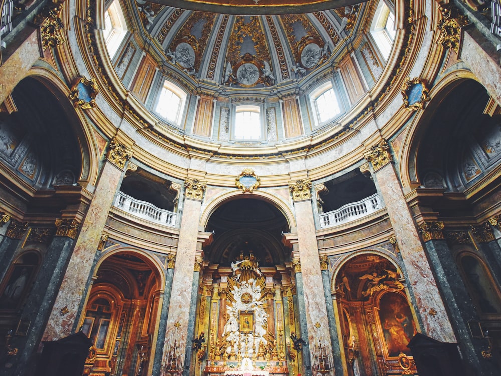 Intérieur de la cathédrale marron et blanc