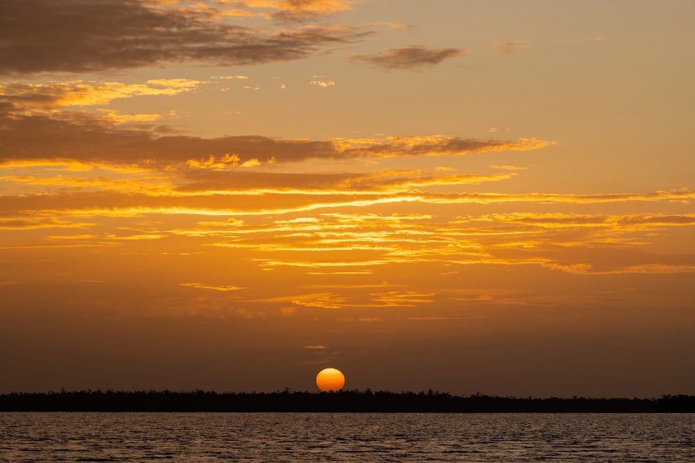 Cuerpo de agua durante la puesta de sol