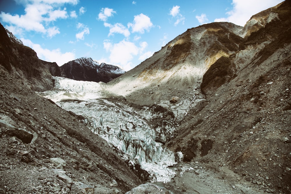 Montaña cubierta de nieve bajo el cielo azul durante el día