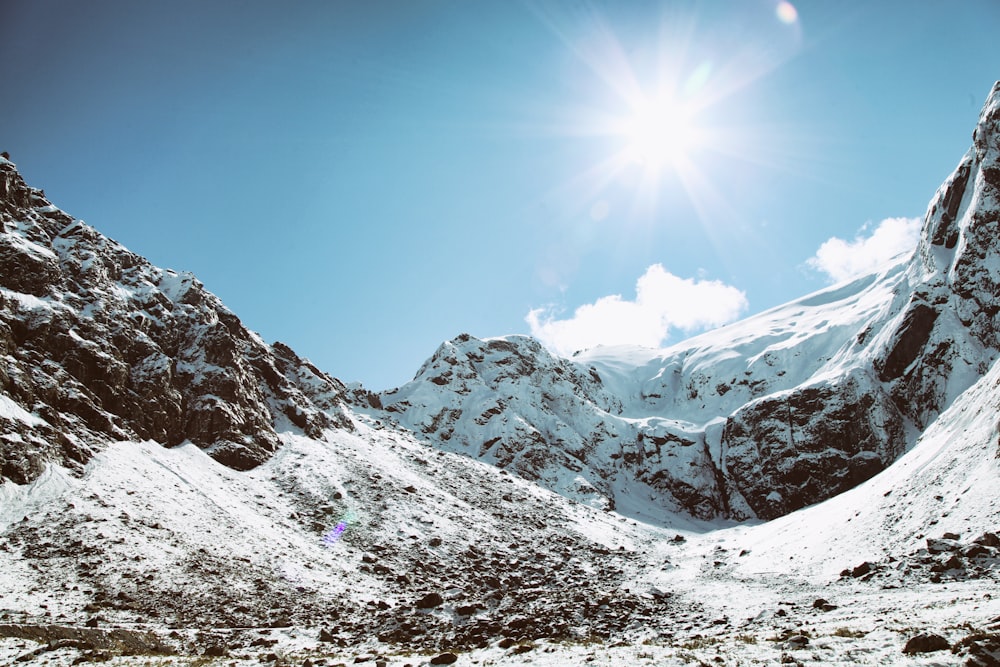 montagne enneigée sous ciel bleu pendant la journée