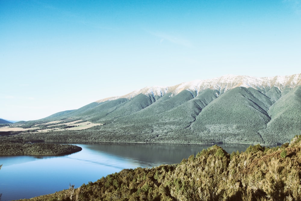 lago cercado por montanhas durante o dia