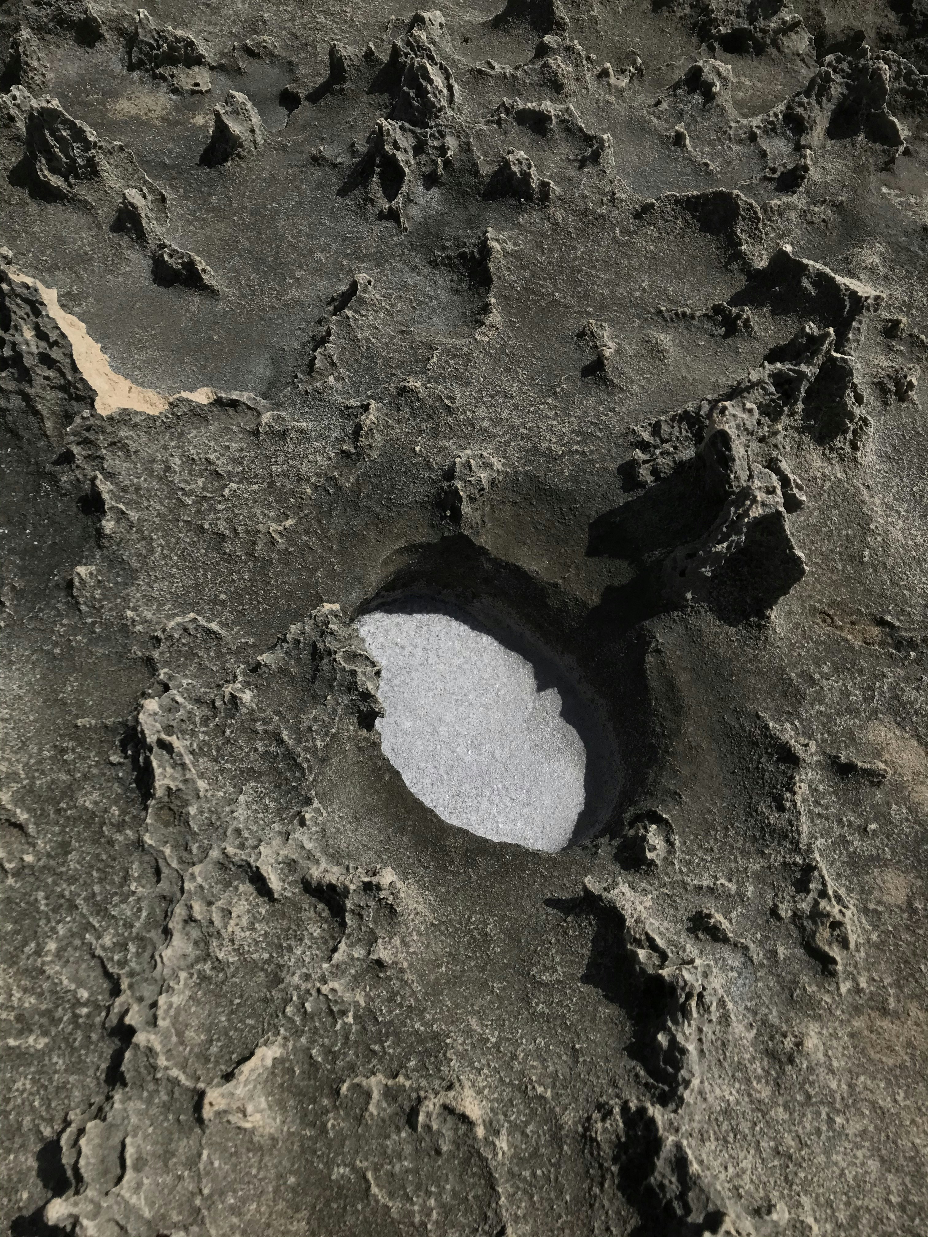 茶色の砂に白い丸い石の写真 Unsplashで見つけるベトナムの無料写真