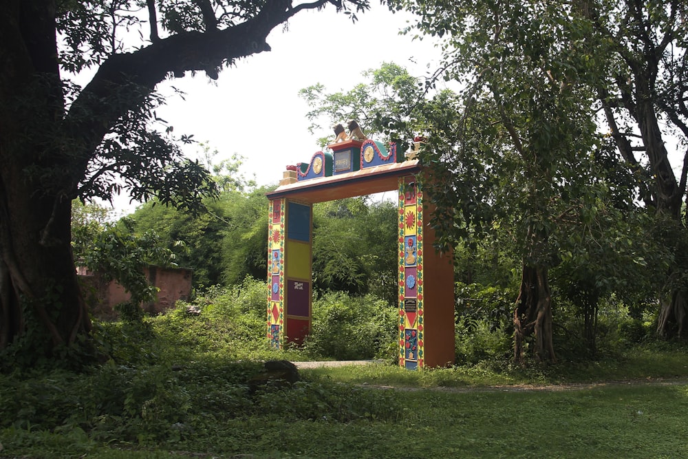 Arco de madera rojo, azul y amarillo