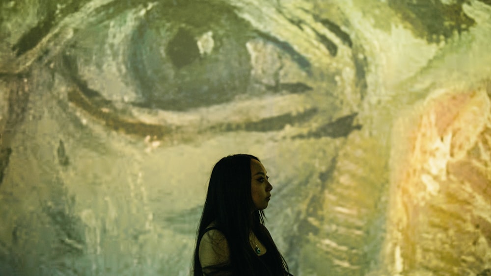 mulher no hijab preto de pé perto da parede branca e marrom