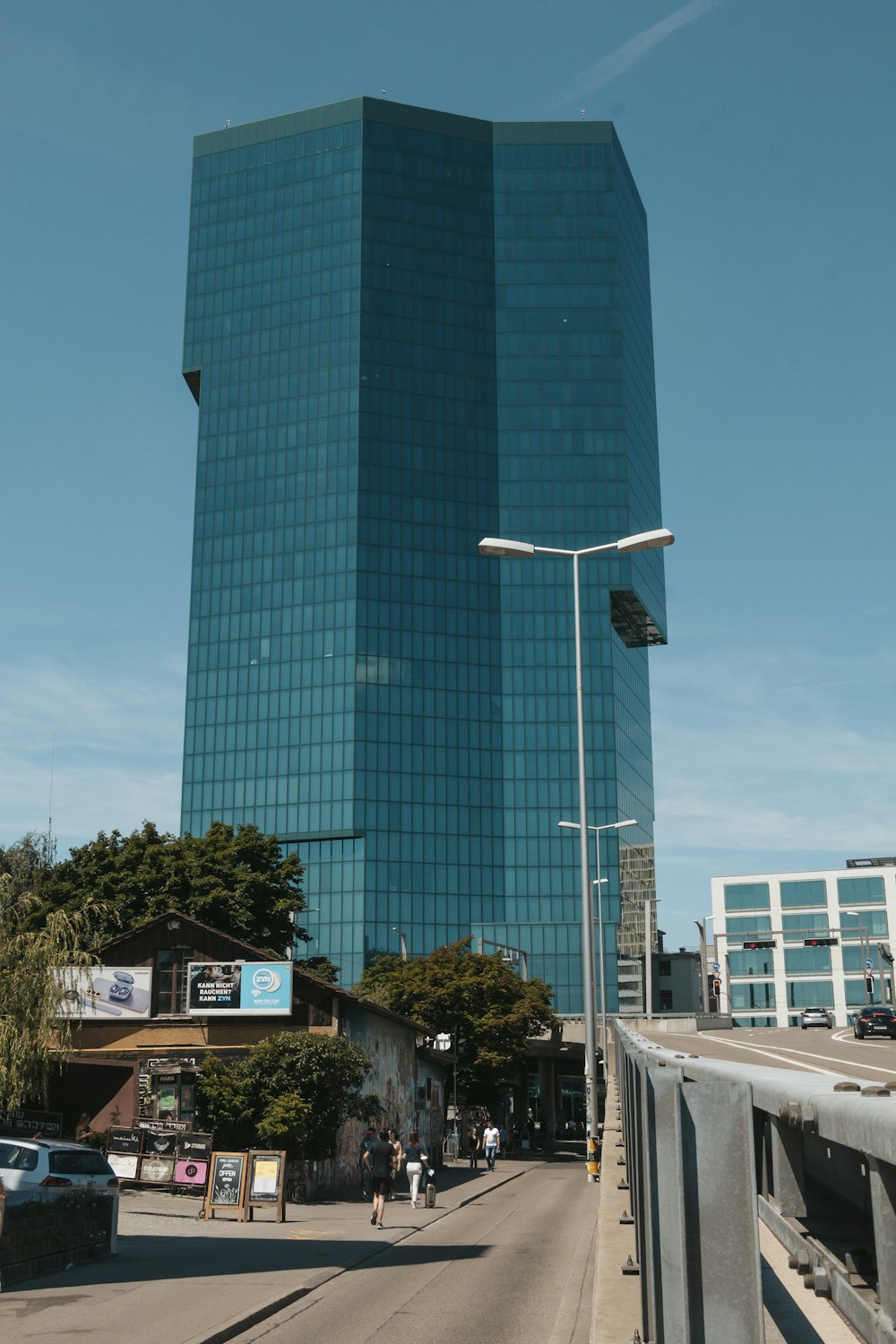 blaues Hochhaus mit Glaswänden