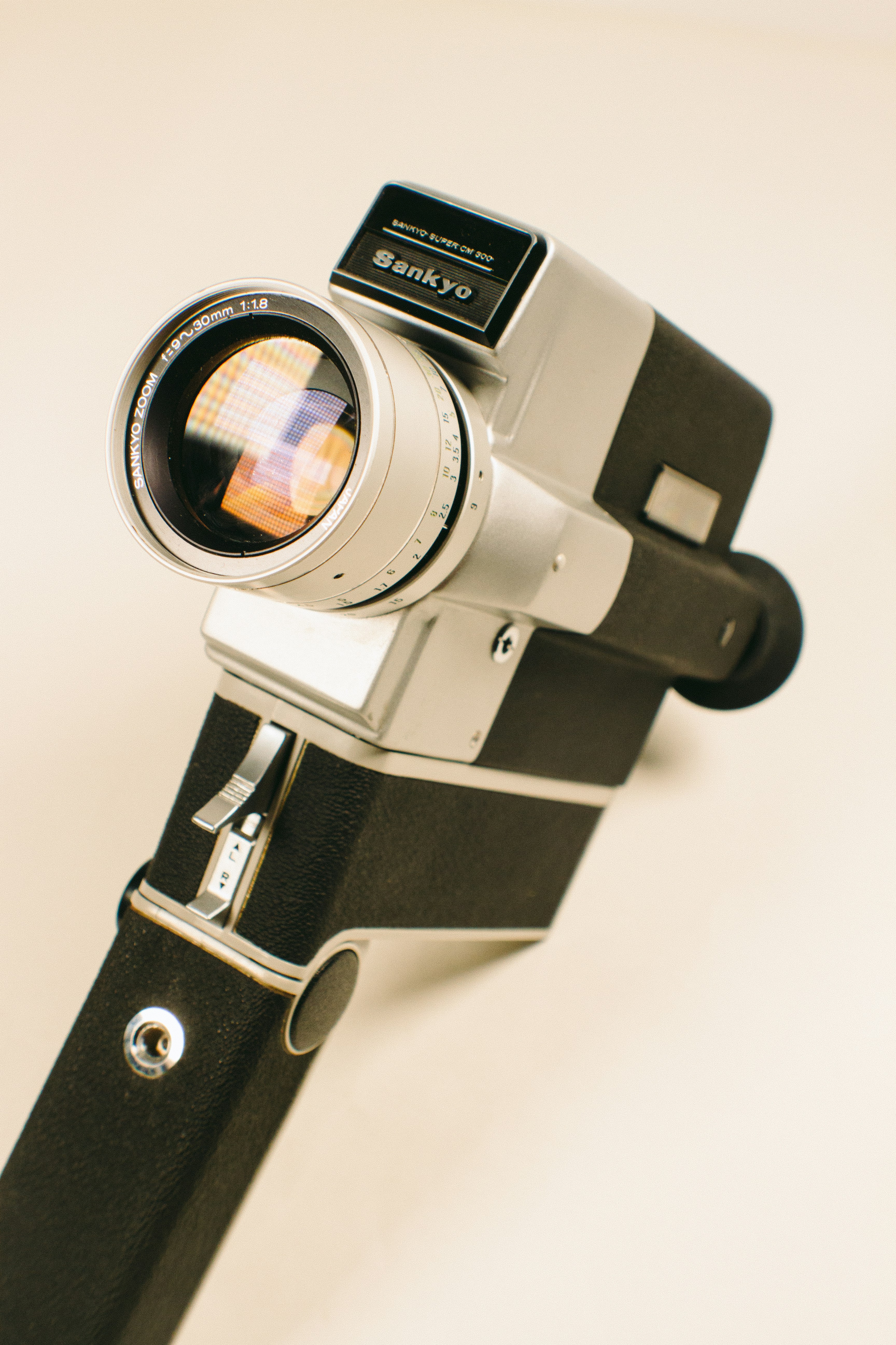 gray computer monitor