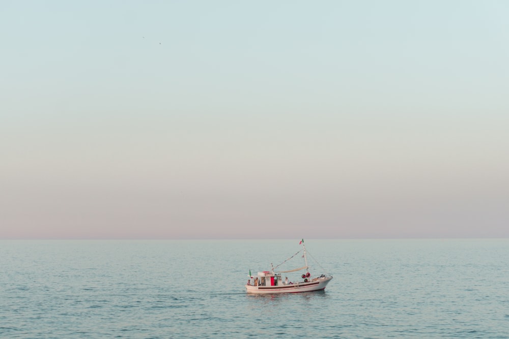 Barco rojo y blanco en el mar durante el día