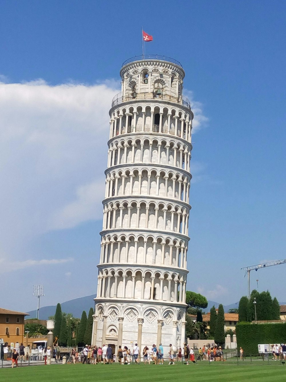 昼間の青空に白いコンクリートの建物