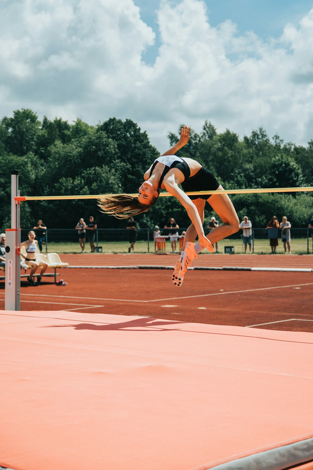 Frau in schwarzem Tanktop und schwarzen Shorts beim Sport tagsüber