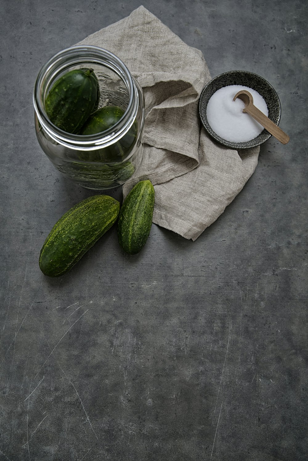 pepino en rodajas en frasco de vidrio transparente