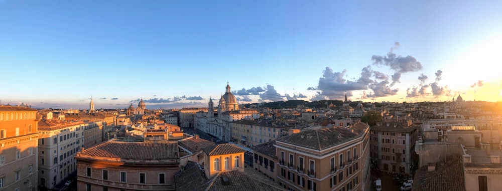 edifici in cemento marrone e bianco sotto il cielo blu durante il giorno