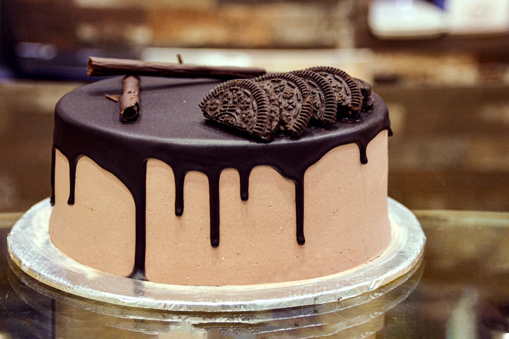 Schokoladenkuchen mit Schokoladensirup oben drauf