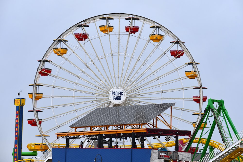 Grande roue blanche et rouge sous ciel bleu pendant la journée