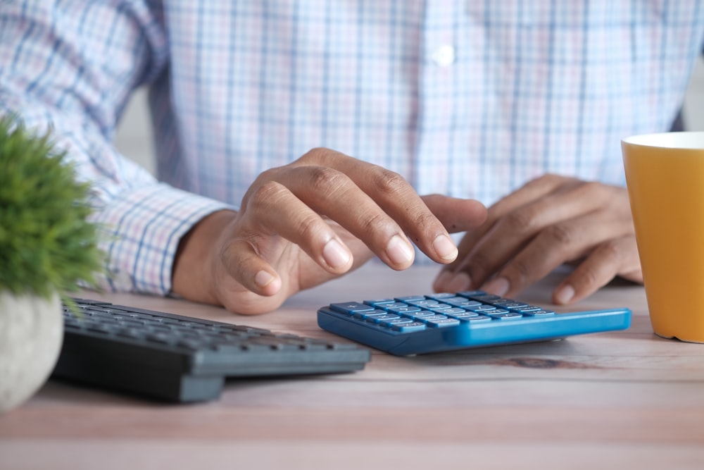 Persona usando el teclado negro de la computadora