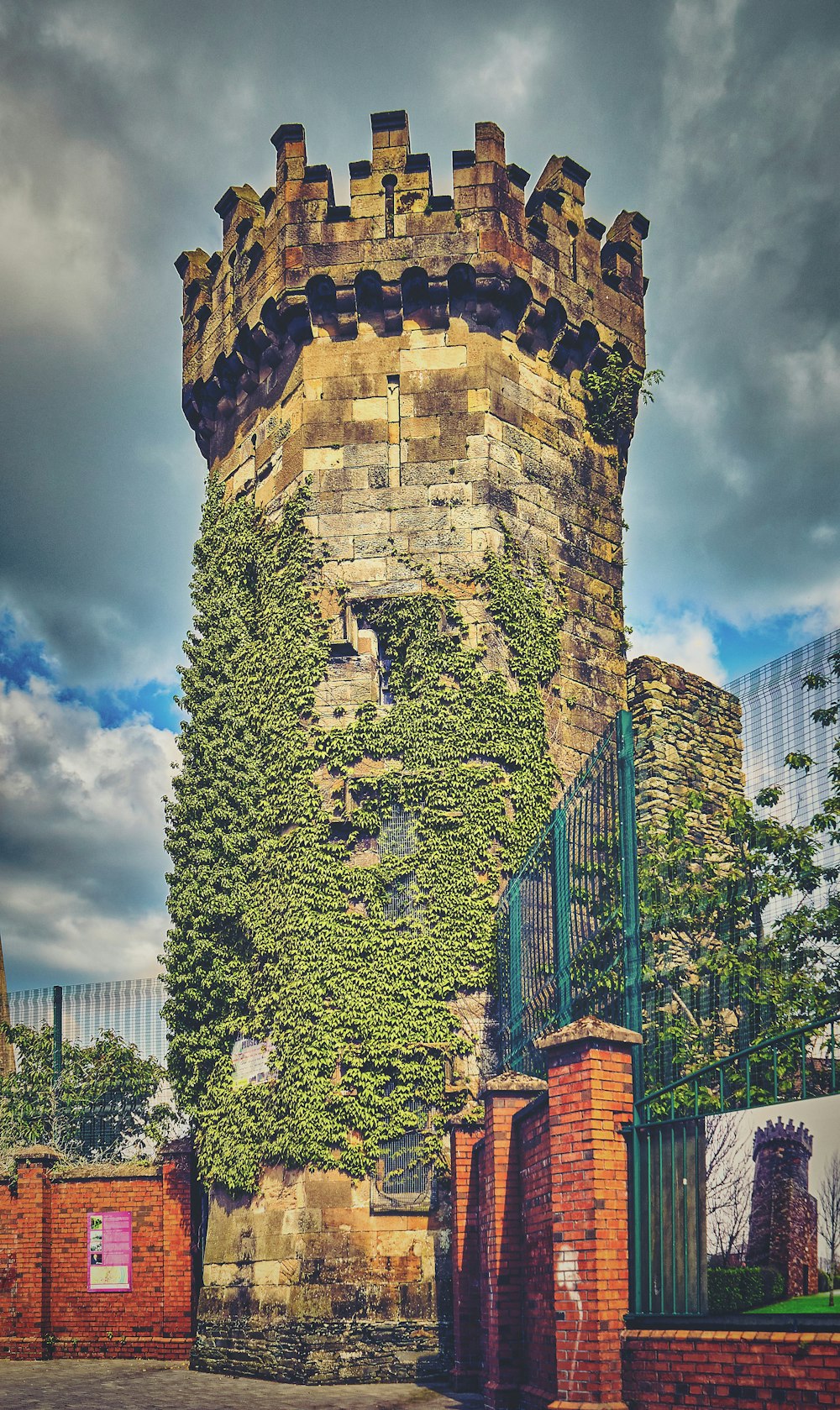 Edificio de ladrillo marrón bajo el cielo azul