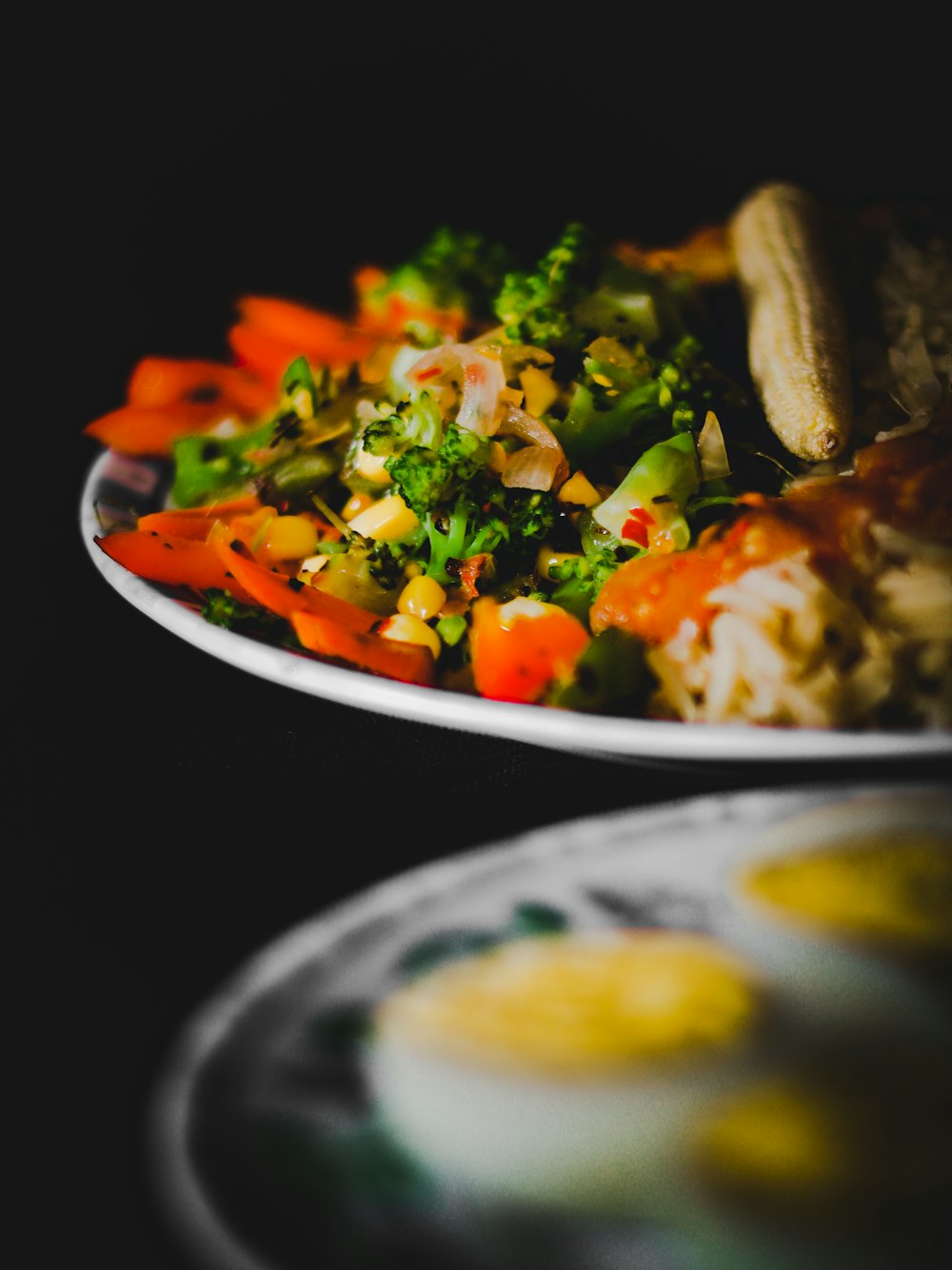 insalata di verdure su piatto di ceramica bianca