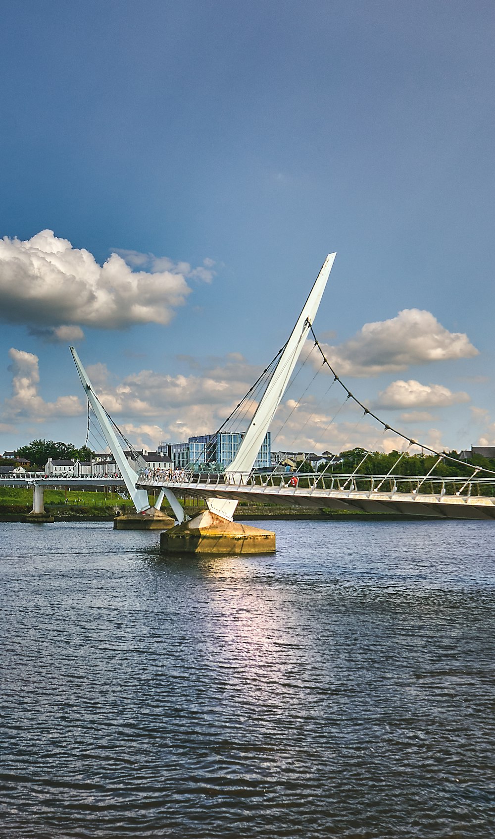 Weiße Brücke über Gewässer unter blauem Himmel tagsüber
