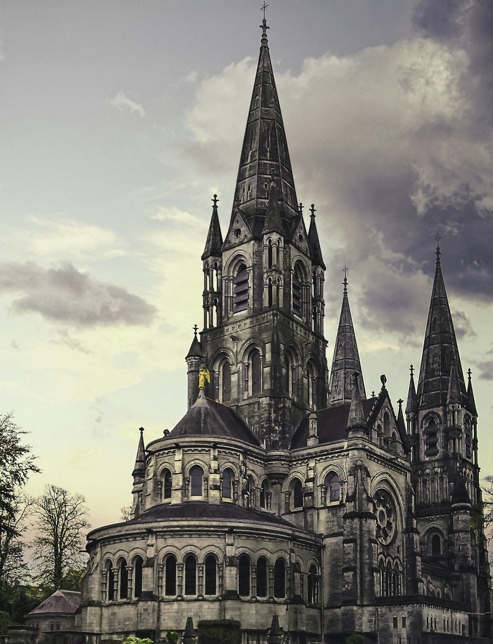 Graue Betonkirche tagsüber unter weißen Wolken