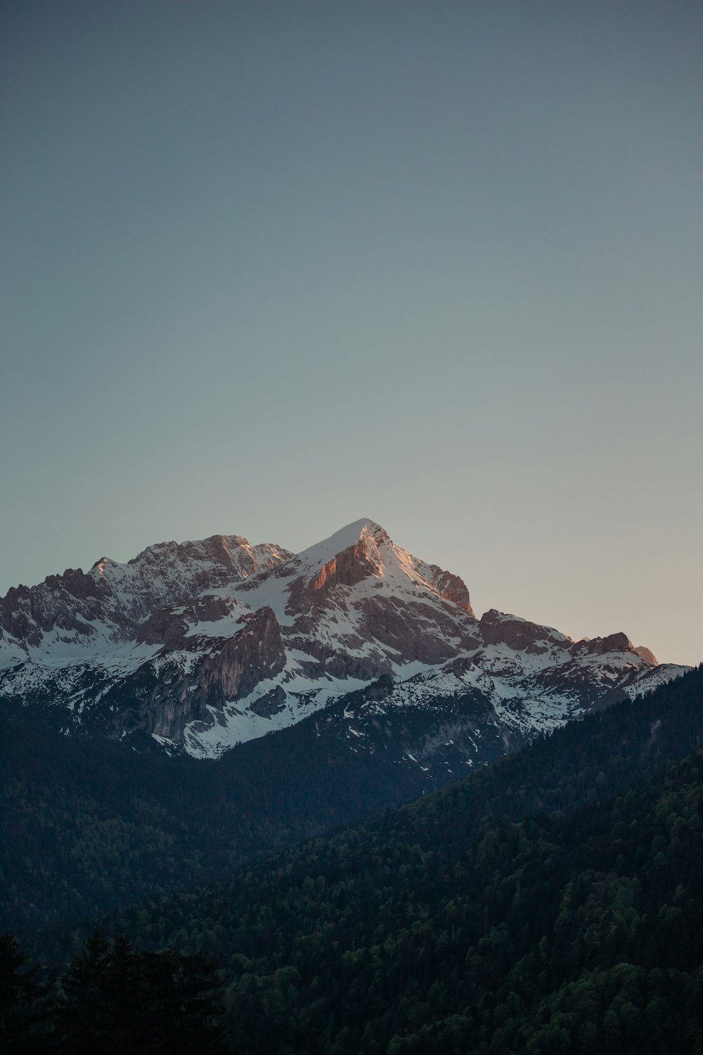 montanha coberta de neve sob o céu azul durante o dia