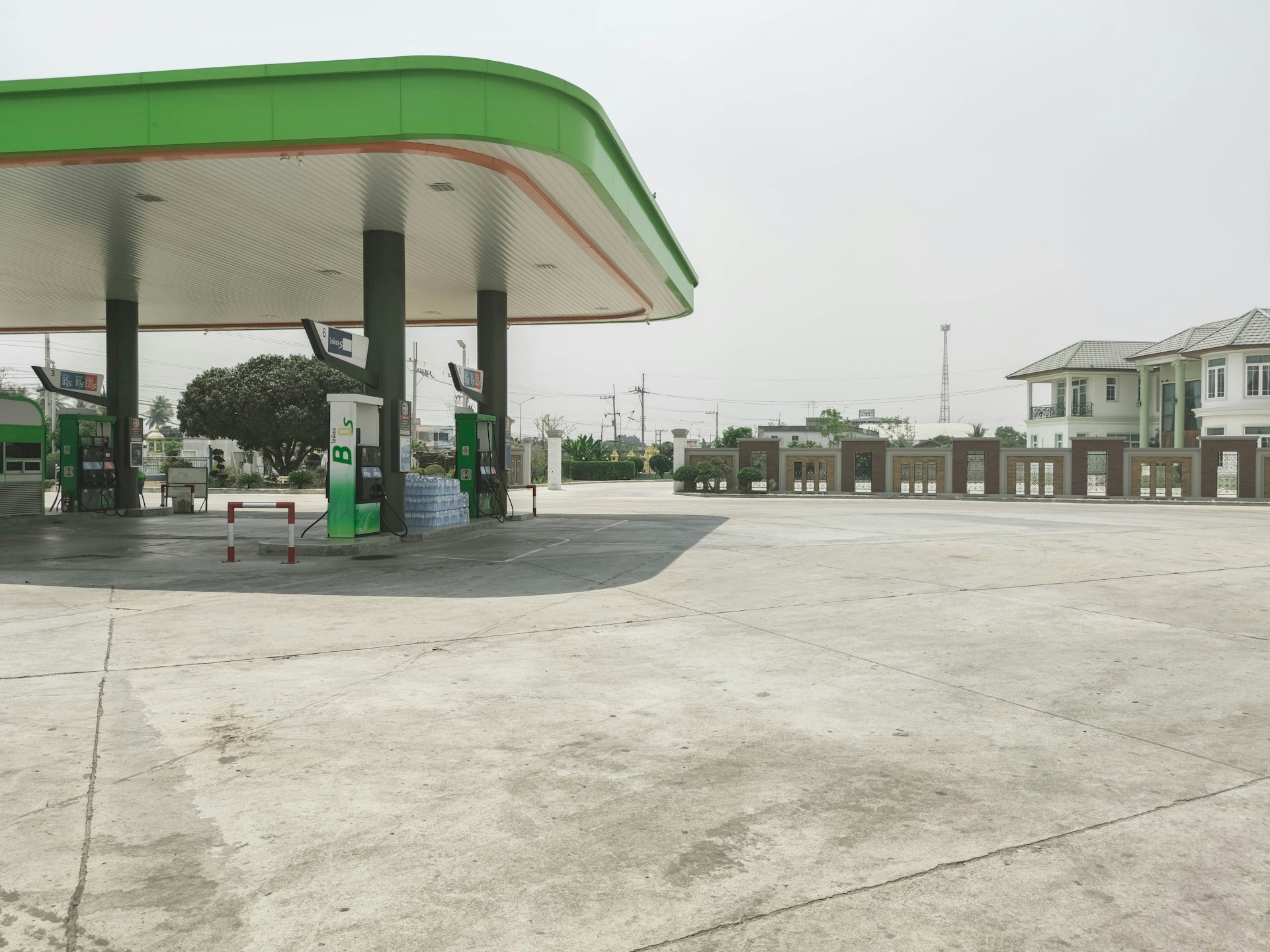 gray computer monitor