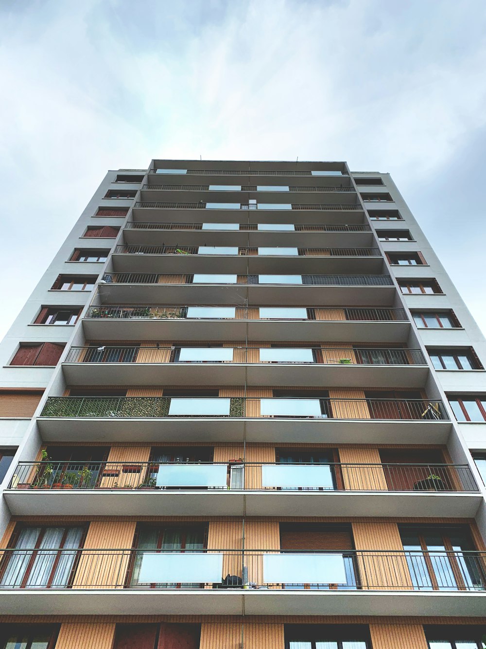 Braunes Betongebäude unter weißem Himmel tagsüber