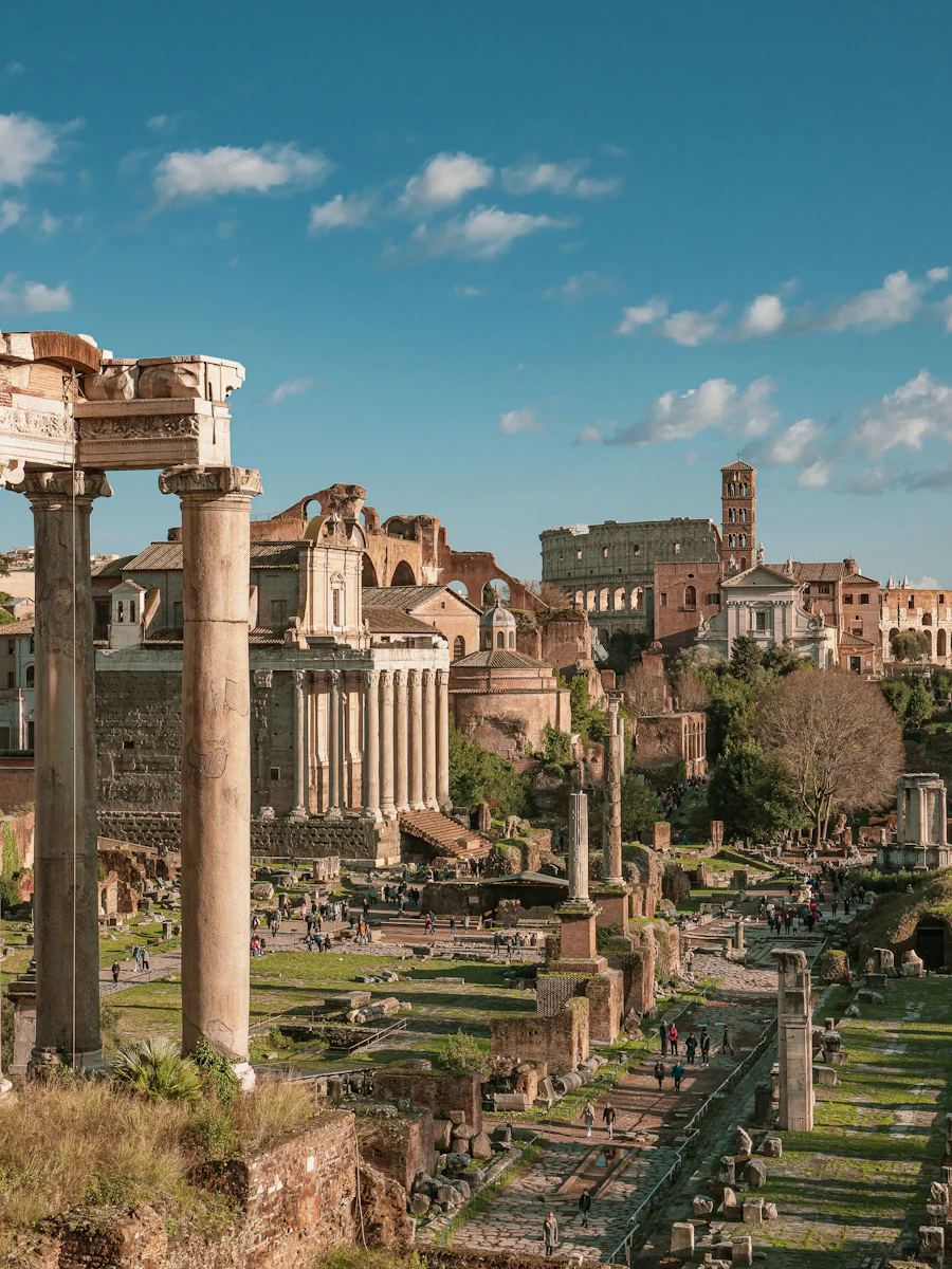 Architettura storica italiana in pietra sotto un cielo azzurro