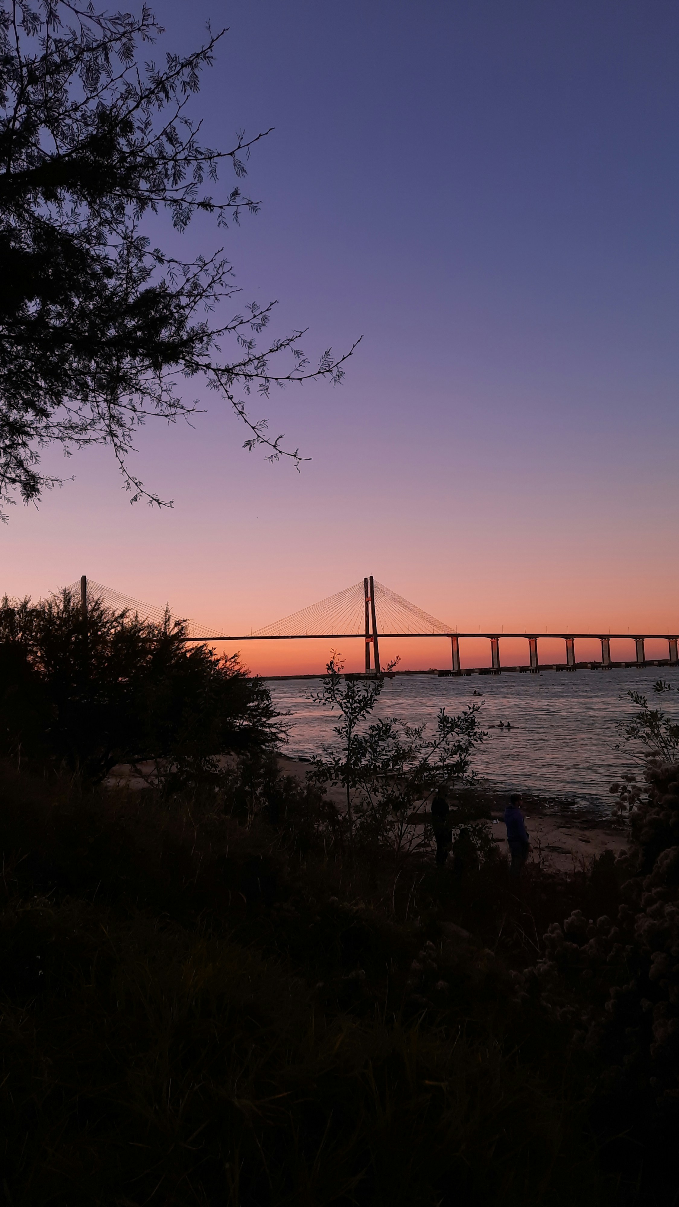 Puente en apuesta de sol.