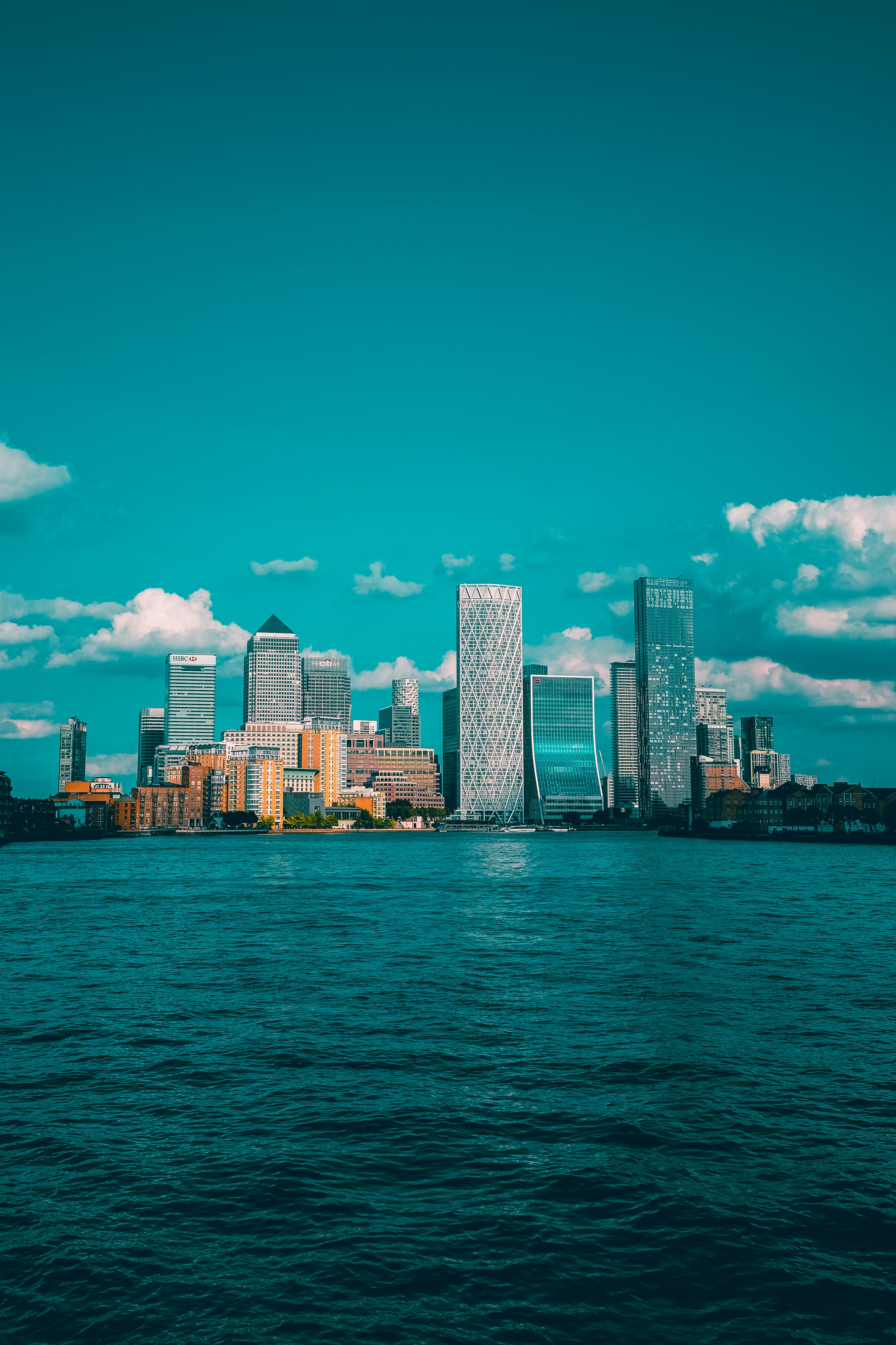 Ligne d’horizon de la ville à travers le plan d’eau pendant la journée