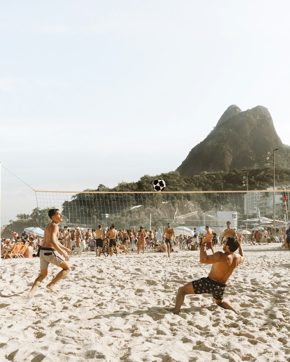 personnes sur la plage pendant la journée