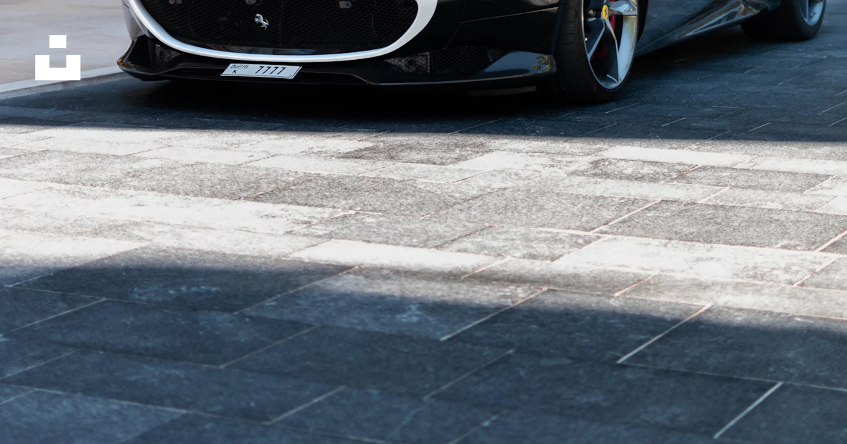 검은 색과 빨간색 페라리 스포츠카 사진 – Unsplash의 무료 몬차 이미지