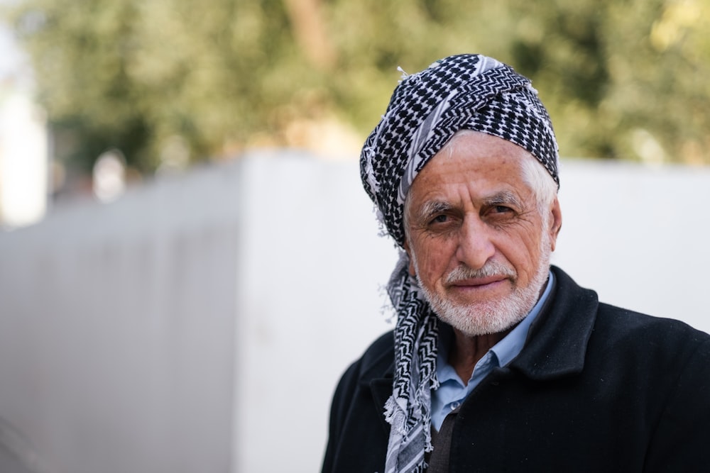 homme en noir et blanc bonnet en tricot et veste noire