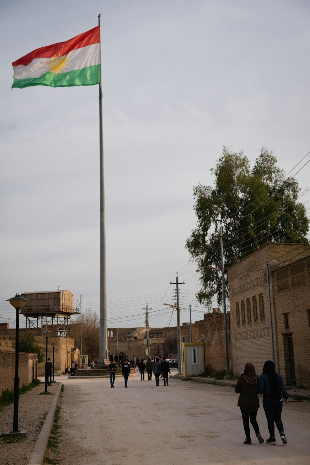 Bandera verde en el mástil cerca del edificio durante el día