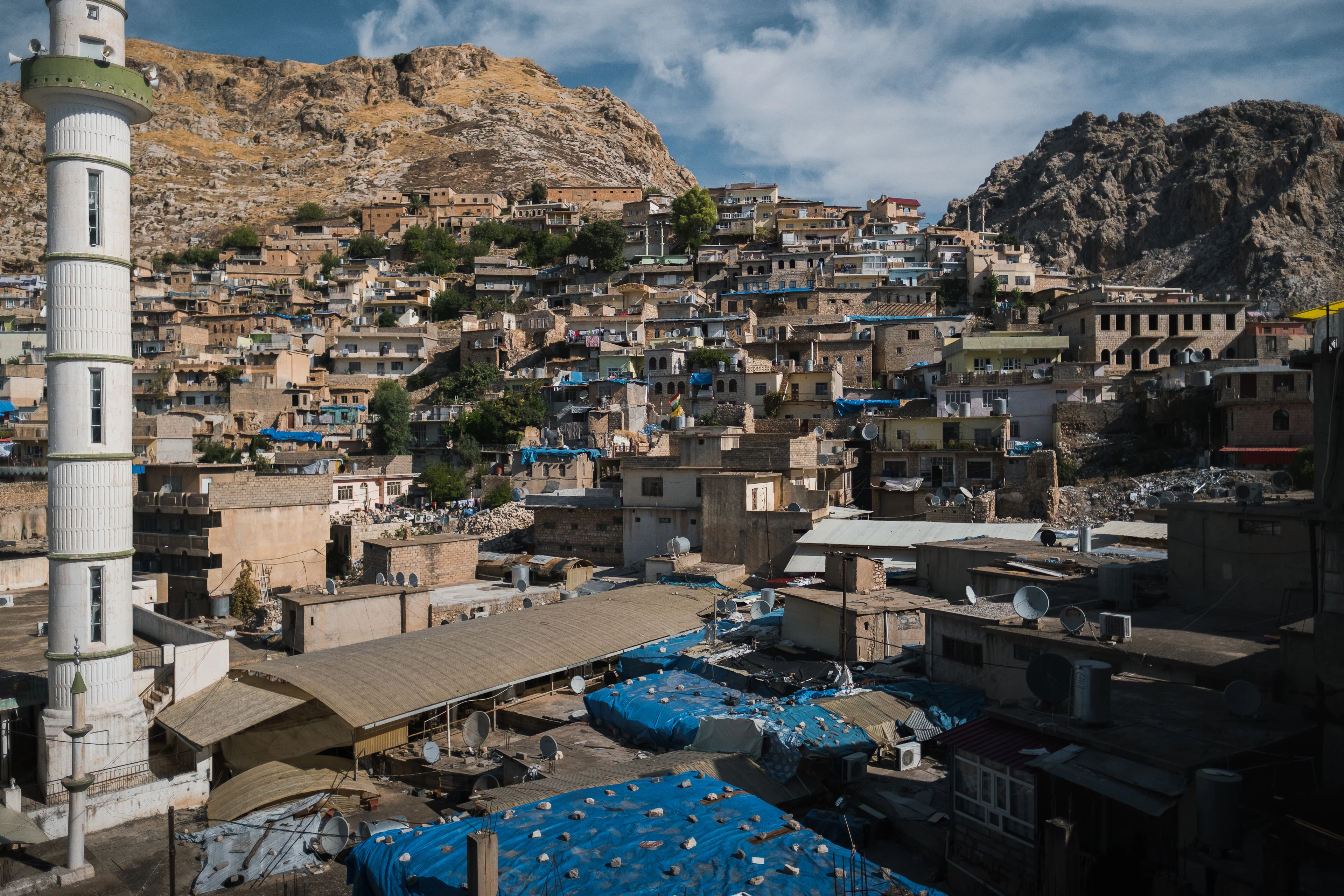 بلدة على سفح جبال وعرة