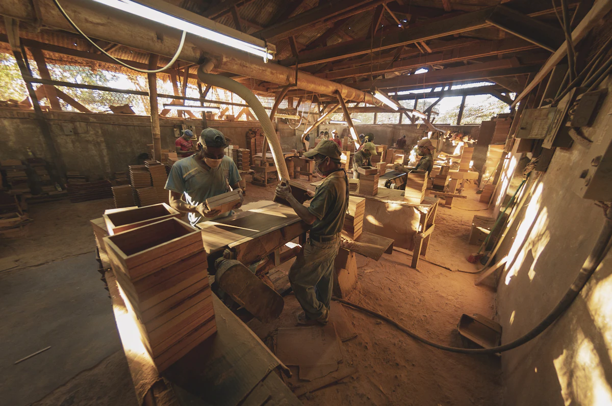 Workshop pembuatan furniture kayu jati di Jepara, Jawa Tengah, siap ekspor ke Eropa