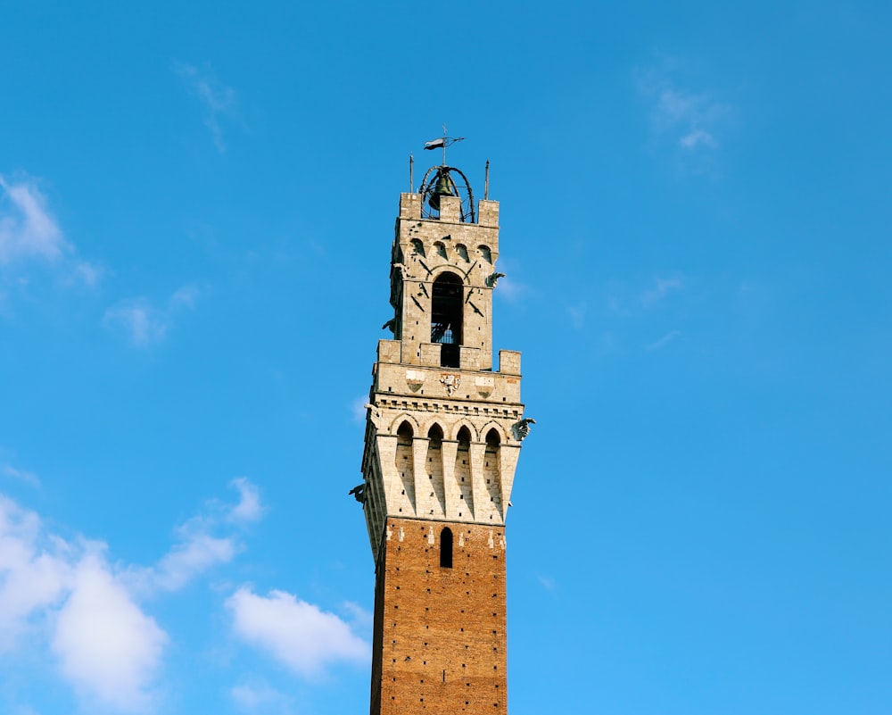 Torre de hormigón marrón bajo el cielo azul durante el día