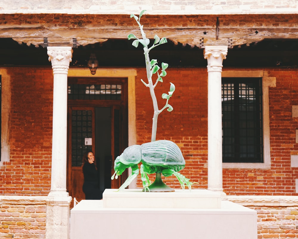 Estatua del dragón verde y blanco