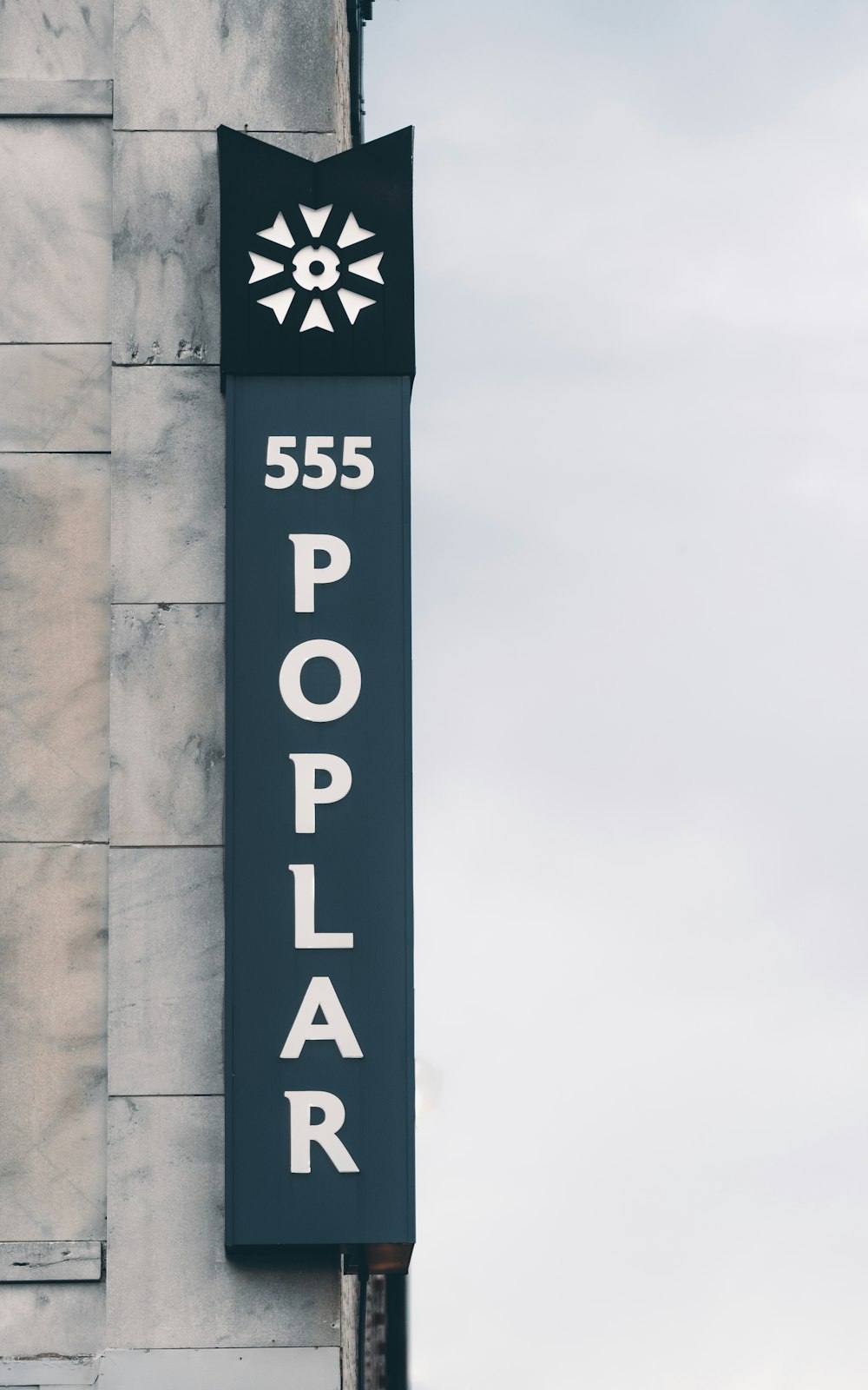 a sign on the side of a building that says poplar