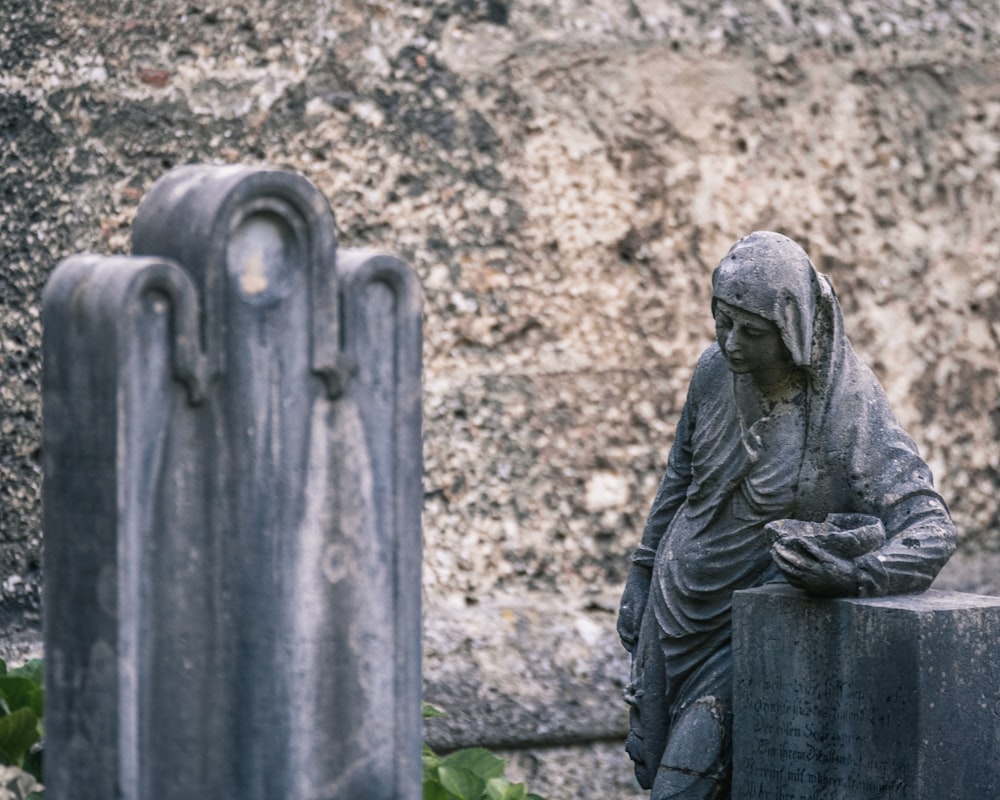 Schwarze Betonstatue des Menschen